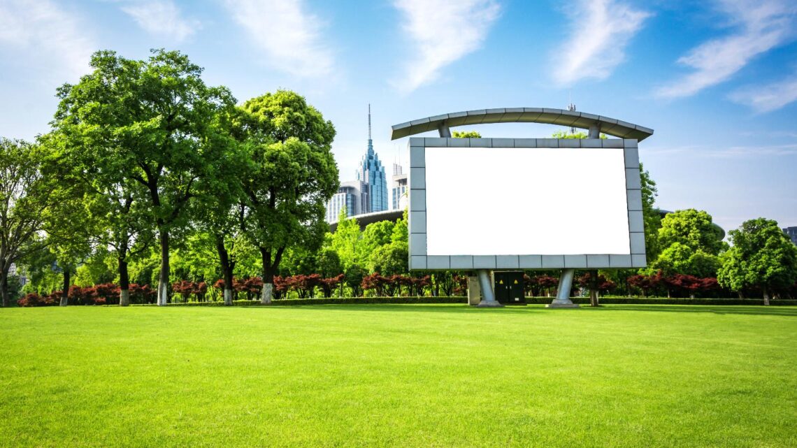 Construire un panneau publicitaire extérieur durable sans ruiner son budget